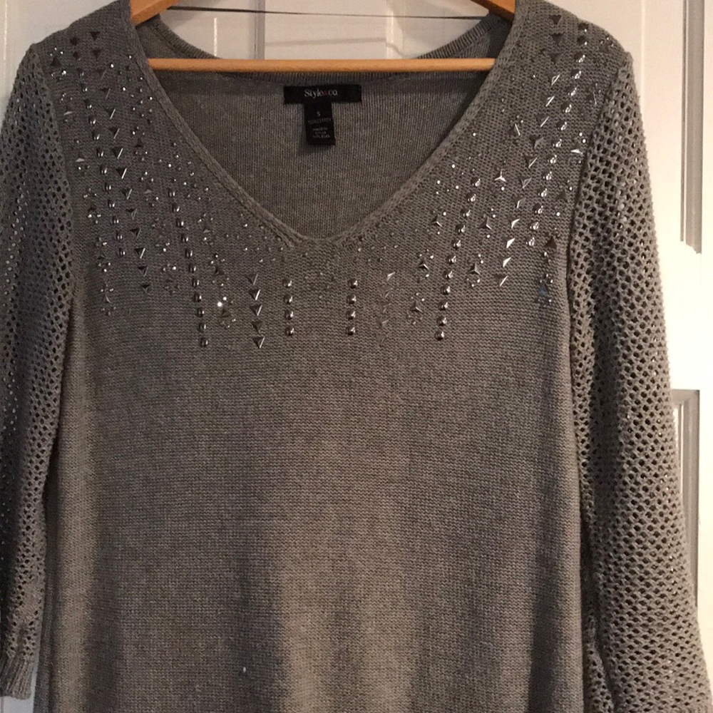 Beautiful long sweater. Perfect with leggings!!